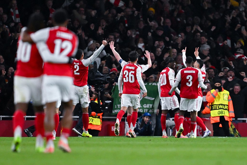 汪涵陪儿子马术比赛展现轻松生活面，体现家庭关怀与育儿智慧，引发网友热议。（汪涵陪儿参加马术赛，轻松生活与家庭关怀尽显，育儿智慧引发热议）