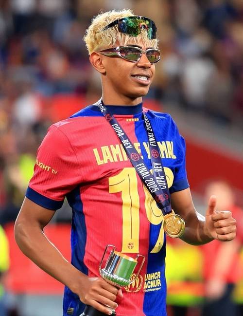 足球中超发布赛程海报，视觉效果炸裂（中超官宣赛程海报，视觉冲击力爆表）