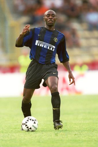 国脚中场精准传球，撕开对手防线（国脚中场精准直塞，穿透对手防线）