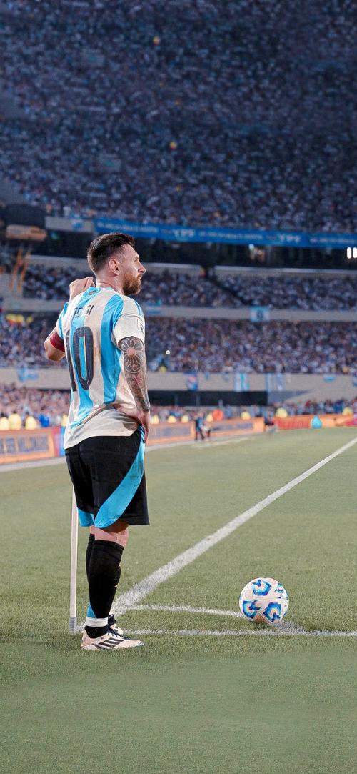 乔治娜晒在卡塔尔海边照片，蓝色紧身连衣裙尽显曼妙身姿（乔治娜分享卡塔尔海边美照，蓝色紧身裙勾勒婀娜曲线）