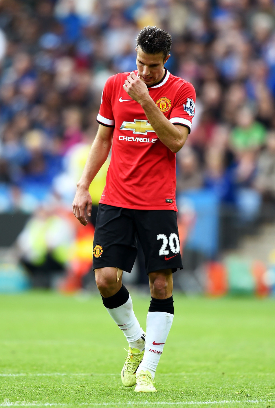 国家德比维尼修斯不满被换后，阿隆索让米利唐去跟他谈谈（国家德比维尼修斯对被换下不满，阿隆索指派米利唐上前沟通）