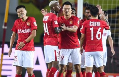 记者：当初是佩普要国足跟越南打对攻，还开小会不让陈洋参加（记者称佩普力主国足与越南对攻，还私下开会未邀陈洋）